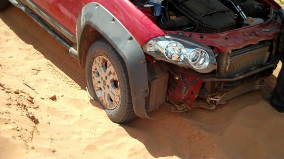 Fiat Strada sem a frente o carro, na região de Alto Parnaíba - MA